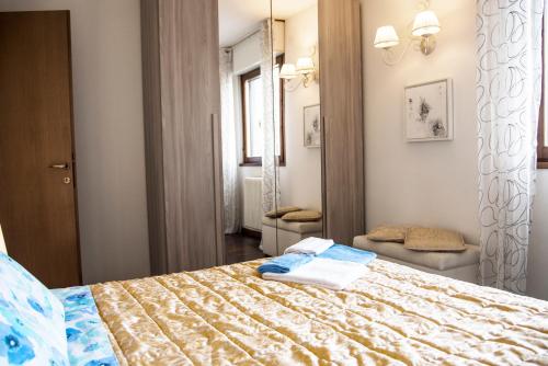 Posteľ alebo postele v izbe v ubytovaní CHIC PANORAMIC APARTMENT
