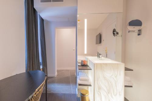 a bathroom with a sink and a mirror at Boutique Hotel Sablon by CW Hotel Collection in Bruges
