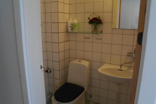 Koupelna v ubytování Emmaus Hostel