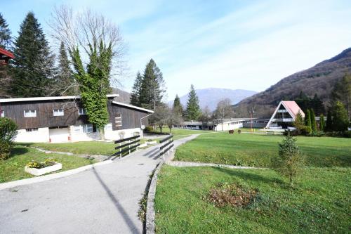 ティエンティシュテにあるNP Sutjeska Paviljon Aの家と畑のある農場に通じる道
