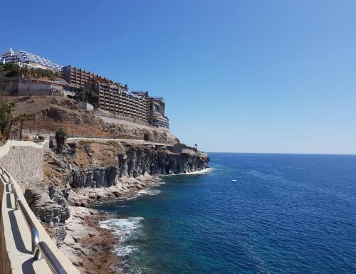 a view of the ocean from a cliff at APT with terrace facing Amadores beach in Amadores