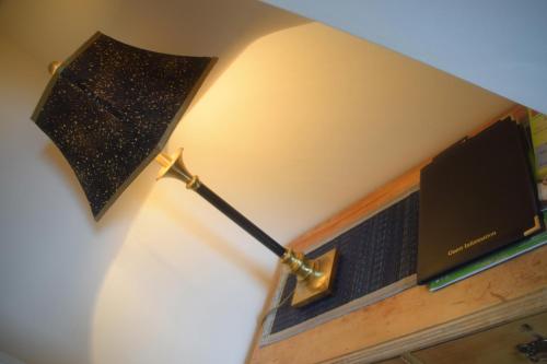 una lámpara colgada en una pared junto a una TV en Harrogate Elite Living, en Harrogate