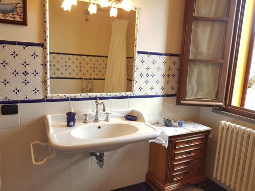 Phòng tắm tại Villa in campagna Costa al Bagno