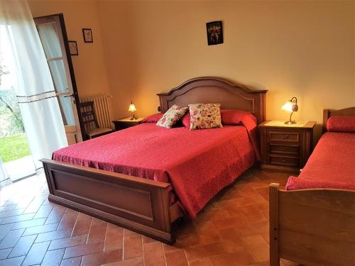 Giường trong phòng chung tại Villa in campagna Costa al Bagno