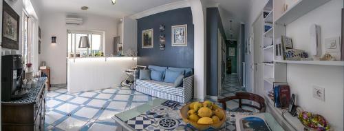 een woonkamer met een bank en een tafel bij B&B Amalfè in Maiori