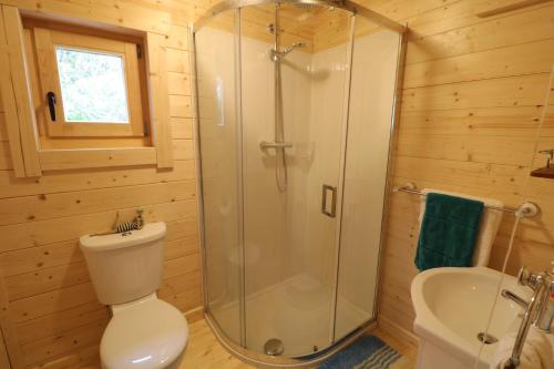 Bilik mandi di Inisean Lodge log cabin -part of Inisean B&B