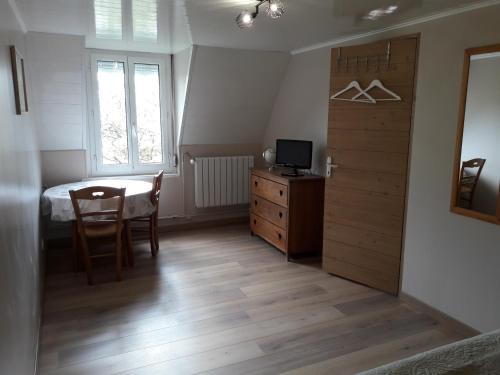 - une chambre avec une table et une chaise dans l'établissement La Cense Hebron, à Ardres
