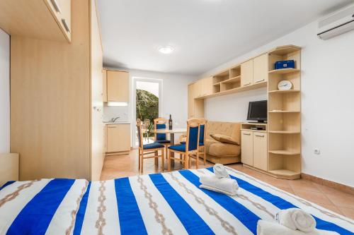 Postel nebo postele na pokoji v ubytování Apartments in pinewood near the sea