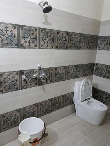 łazienka z toaletą i umywalką w obiekcie SM Guest House w mieście Lucknow