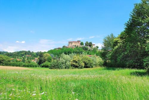 a field with a house on top of a hill at B&B Le Lune in Roppolo