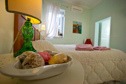 a bowl of food on a table next to a bed at La Villa Della Meda in Taranto