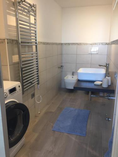 La salle de bains est pourvue d'un lavabo, de toilettes et d'une baignoire. dans l'établissement Vista Mare, à Lanusei