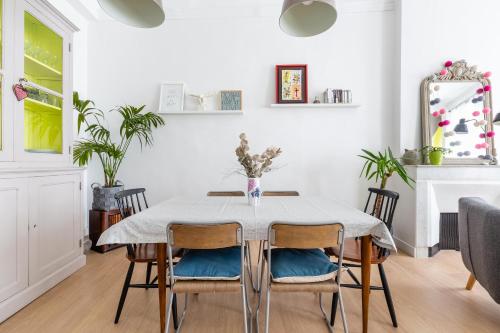 une salle à manger avec une table et des chaises dans l'établissement La Dolce Vita - T3 Les Réformés, à Marseille