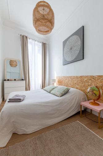 une chambre avec un grand lit blanc et une table dans l'établissement La Dolce Vita - T3 Les Réformés, à Marseille