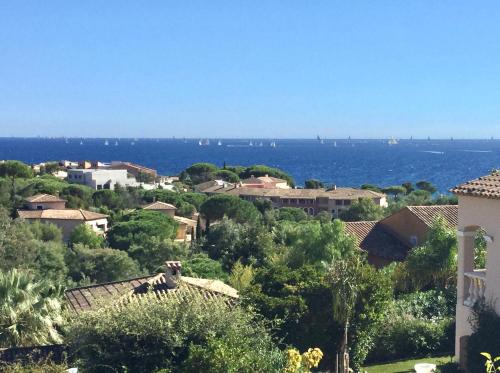 une vue d'une ville avec l'océan en arrière-plan dans l'établissement Villa Patrimoine, aux Issambres