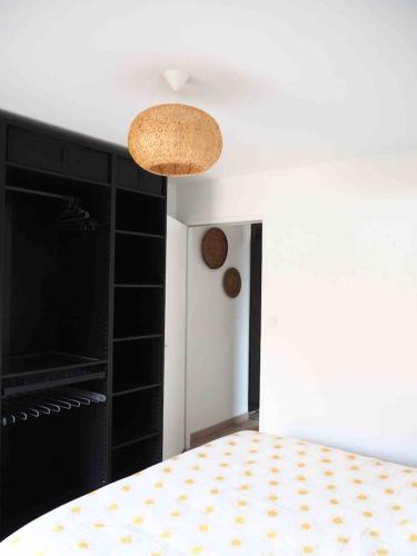 Ένα ή περισσότερα κρεβάτια σε δωμάτιο στο Maison à deux pas de l'océan