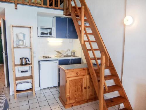 - une cuisine avec un escalier en bois dans une chambre dans l'établissement Apartment Les Roches Bleues-2 by Interhome, à Collioure