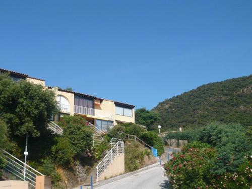 une maison sur le flanc d'une colline avec une route dans l'établissement Apartment Les Jardins d'Azur by Interhome, à Cavalaire-sur-Mer