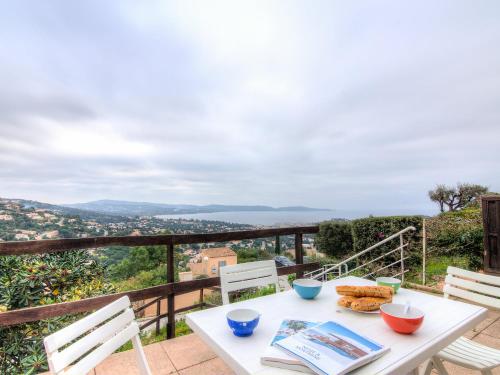 - une table blanche avec de la nourriture sur le balcon dans l'établissement Apartment Les Jardins d'Azur by Interhome, à Cavalaire-sur-Mer