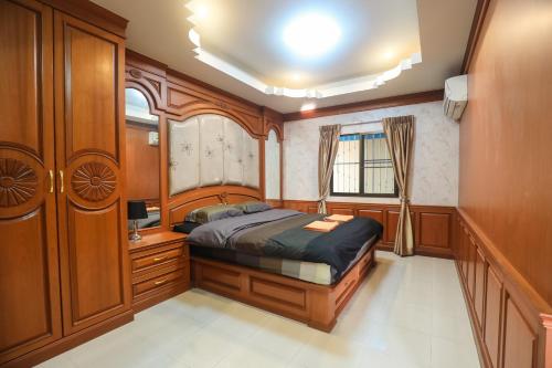 una camera da letto in una barca con un letto dentro di Marin House Pattaya a Pattaya North