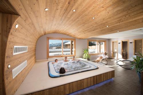 Postel nebo postele na pokoji v ubytování Logis Hotel & Spa Beau-Site