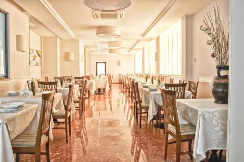 una fila de mesas y sillas en un comedor en Hotel Dei Pini, en Fiuggi