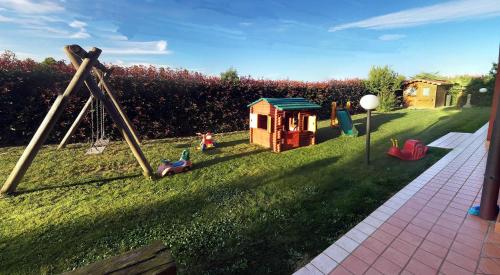 un parque de juguetes con un parque infantil en el césped en B&B Villa Venezia en Mira