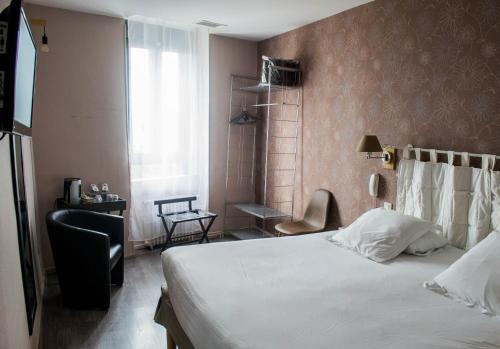 um quarto de hotel com uma cama e uma cadeira em Logis Hôtel La Bastide des Oliviers em Monflanquin