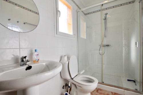 y baño con aseo, lavabo y ducha. en Montecala, en Benitachell