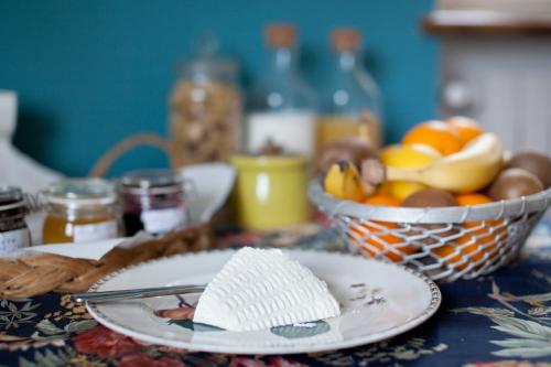 a table with two plates and a basket of fruit at AMERICA NEI BOSCHI B&B in Bra