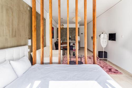 1 dormitorio con 1 cama y comedor en Tsimiski double suites #8, en Tesalónica