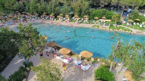 an overhead view of a swimming pool with umbrellas at Le Esperidi Camping Ecoresort in Marina di Bibbona