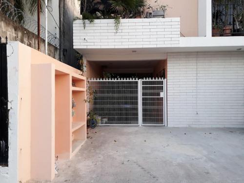 uma porta de garagem com um portão num edifício em Estudio en Cancún centro em Cancún
