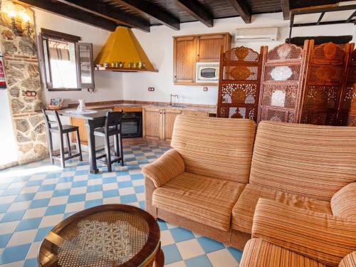 sala de estar con sofá y cocina en Holiday Home Nina Celi by Interhome, en Zagrilla