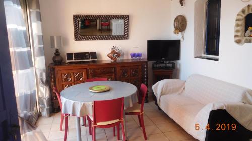 une pièce avec une table et un lit et une table et des chaises dans l'établissement Le Mouret, à Collioure