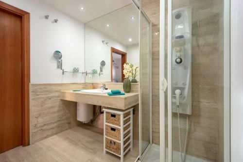 y baño con lavabo y ducha. en MAGNIFICO APARTAMENTO EN COMPLEJO PRIVADO, en Alhaurín de la Torre