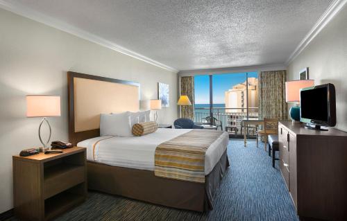 Säng eller sängar i ett rum på Coral Beach Resort