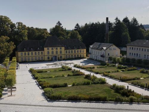 an aerial view of a building with a garden at Ferienwohnung König Max in Bad Alexandersbad