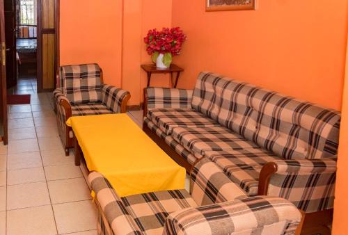 Ein Sitzbereich in der Unterkunft Rosama Guest House Najjanankumbi Kampala