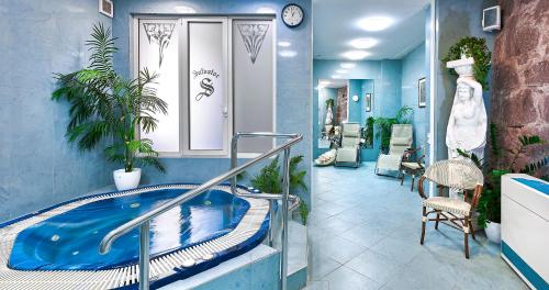 un cuarto de baño con jacuzzi con plantas. en Salvator Hotel, en Karlovy Vary