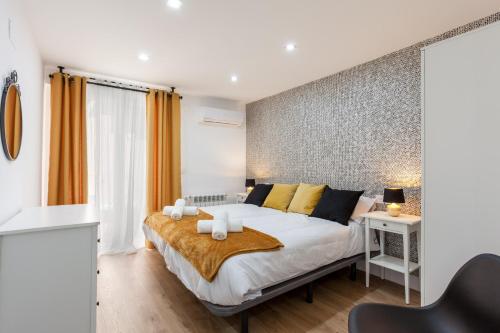 Ένα ή περισσότερα κρεβάτια σε δωμάτιο στο Apartamentos Reina Isabel