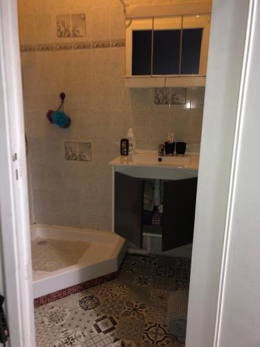 La salle de bains est pourvue d'une douche, d'un lavabo et d'une baignoire. dans l'établissement Maison/Studio Clichy sous bois/Le Raincy, à Clichy-sous-Bois