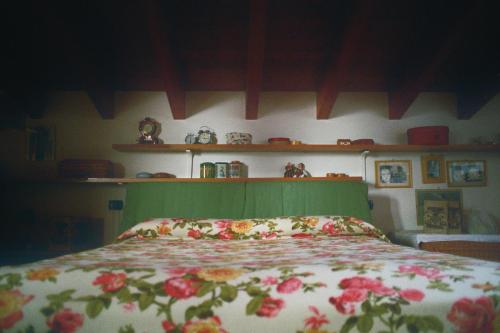 ein Bett mit einem grünen Kopfteil in einem Schlafzimmer in der Unterkunft Il Giuggiolo in Calco