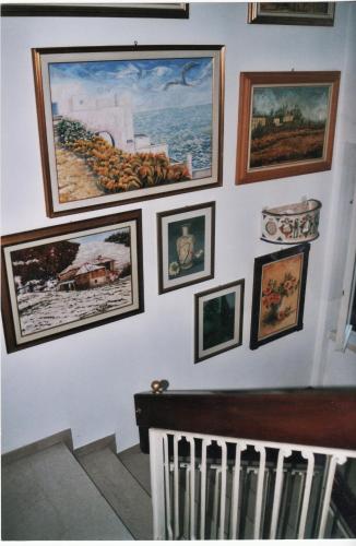 kilka zdjęć wiszących na ścianie w obiekcie Il Giuggiolo w mieście Calco