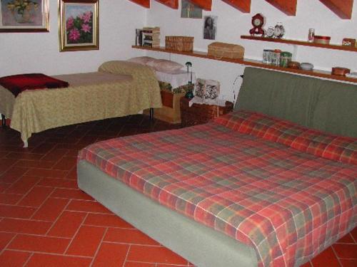 1 Schlafzimmer mit 2 Betten in einem Zimmer in der Unterkunft Il Giuggiolo in Calco