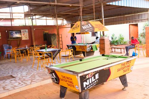 Hotel Millenium Kampala Zaana tesisinde bir bilardo masası