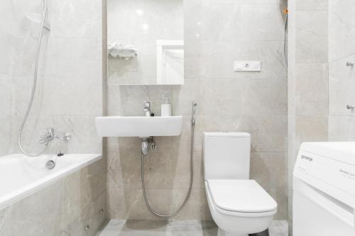 オデッサにあるApart Arcadia Kadorr 8のバスルーム(トイレ、洗面台、シャワー付)