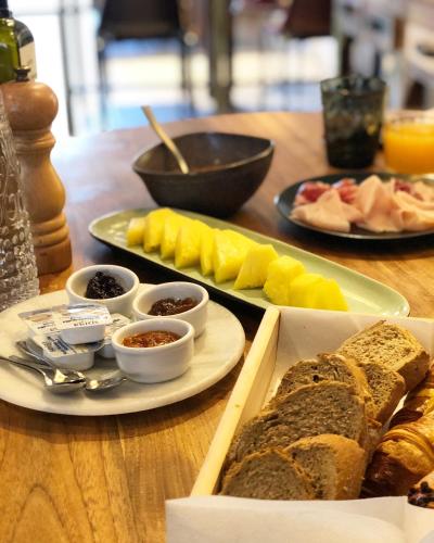 un tavolo con un piatto di panini e altri cibi di Smoix hotel a Ciutadella