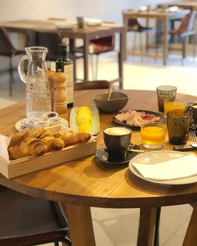 un tavolo in legno con prodotti per la colazione di Smoix hotel a Ciutadella