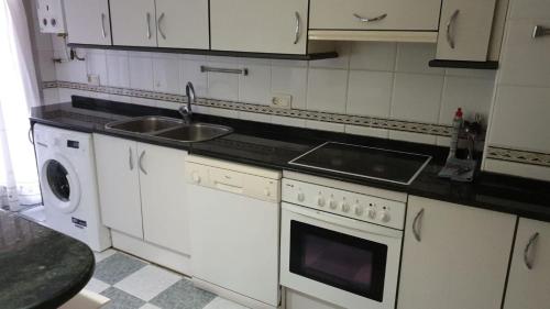cocina con fregadero y fogones horno superior en Apartment Valencia, en Valencia